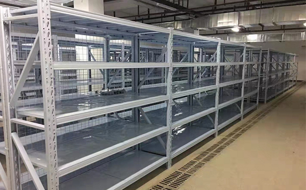 如何通过货架布局提升仓储作业效率？三大布局策略解析