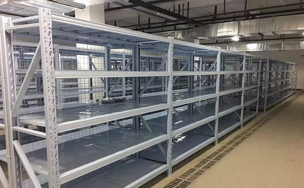 铸件仓提速：条码+窄通道方案实测——兼论仓储货架层载设计